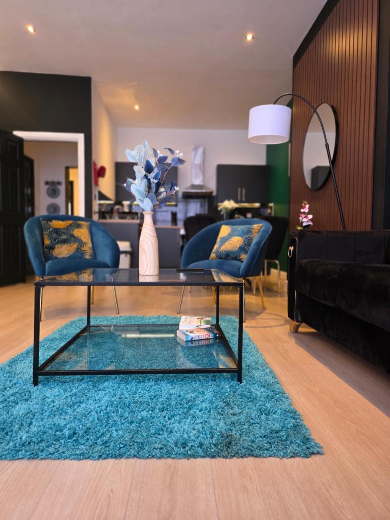 Apartment Deluxe 2br Near Center - Sleeps 6 *