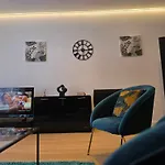 Deluxe 2Br Apartment Near City Center - Sleeps 6