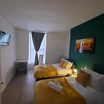 Deluxe 2Br Apartment Near City Center - Sleeps 6