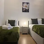 Deluxe 2Br Apartment Near City Center - Sleeps 6