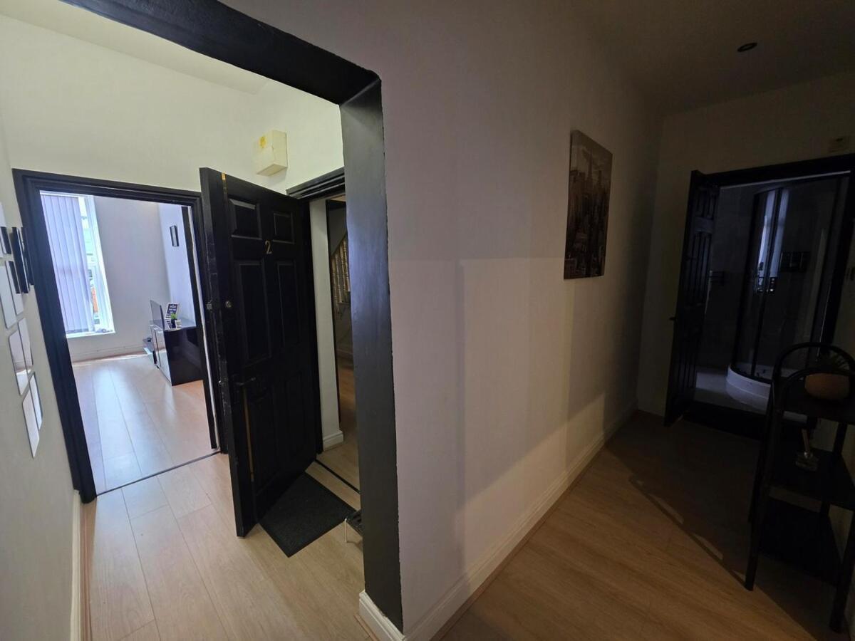 Deluxe 2br Near Center - Sleeps 6 Apartment *