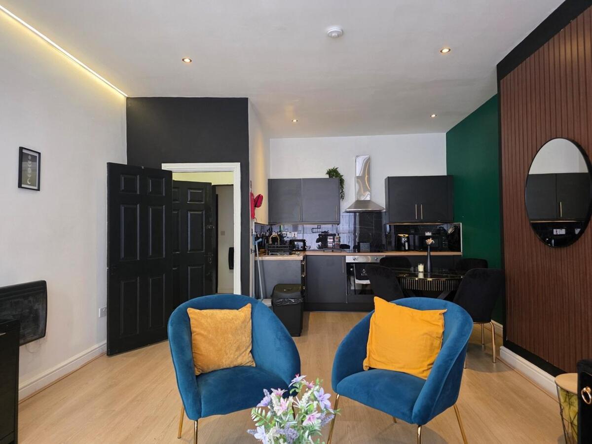 Deluxe 2br Near Center - Sleeps 6 Apartment