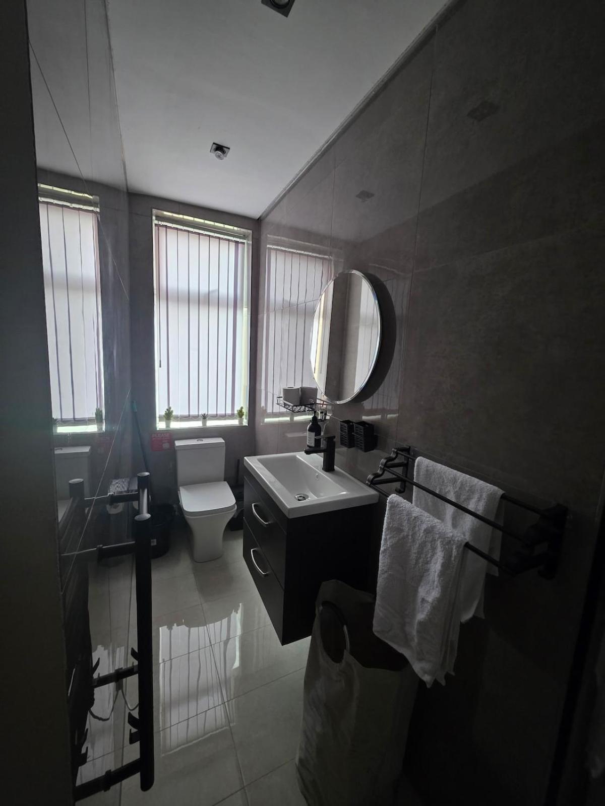 Deluxe 2br Near Center - Sleeps 6