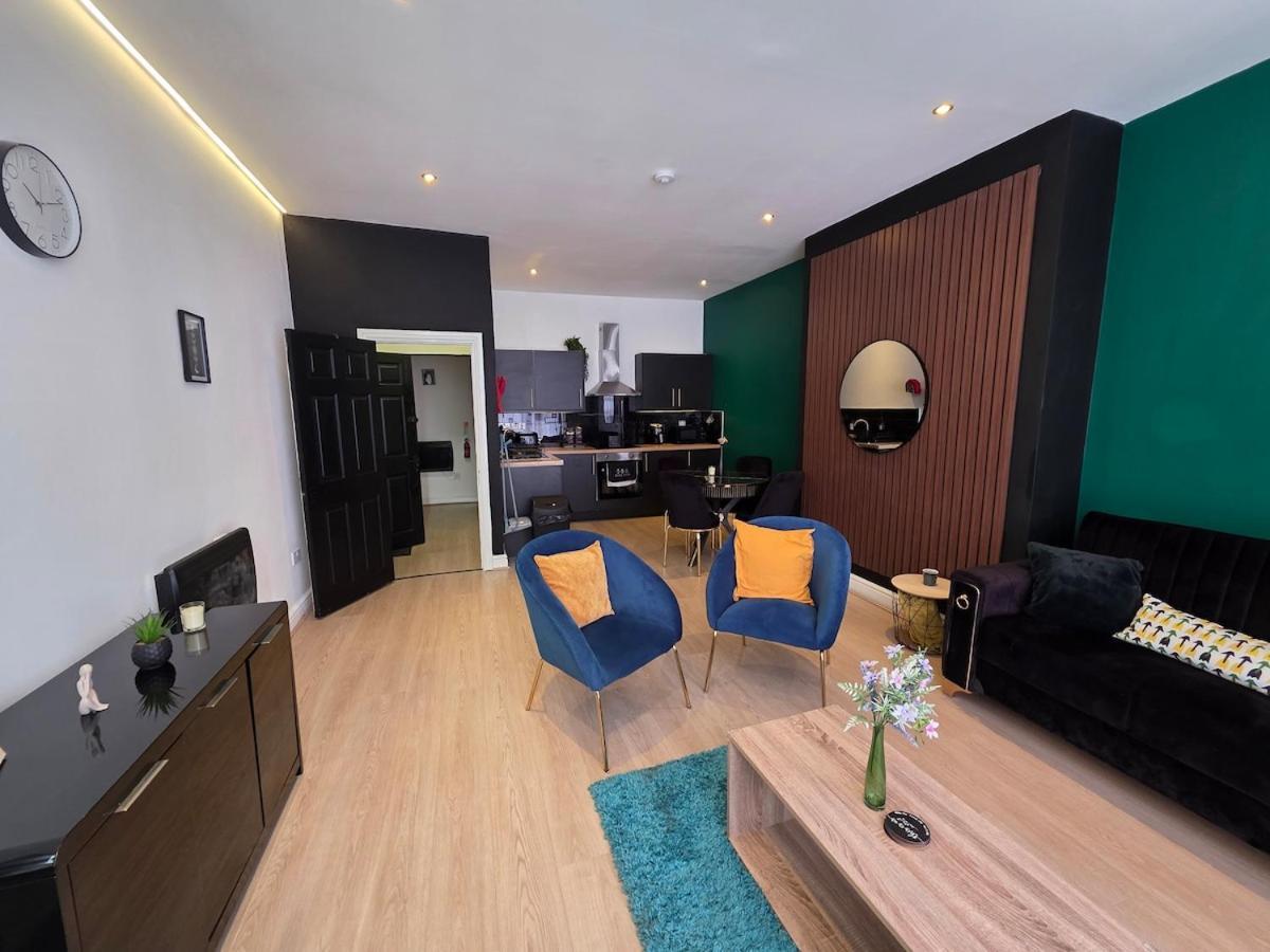 Deluxe 2br Near Center - Sleeps 6 Apartment