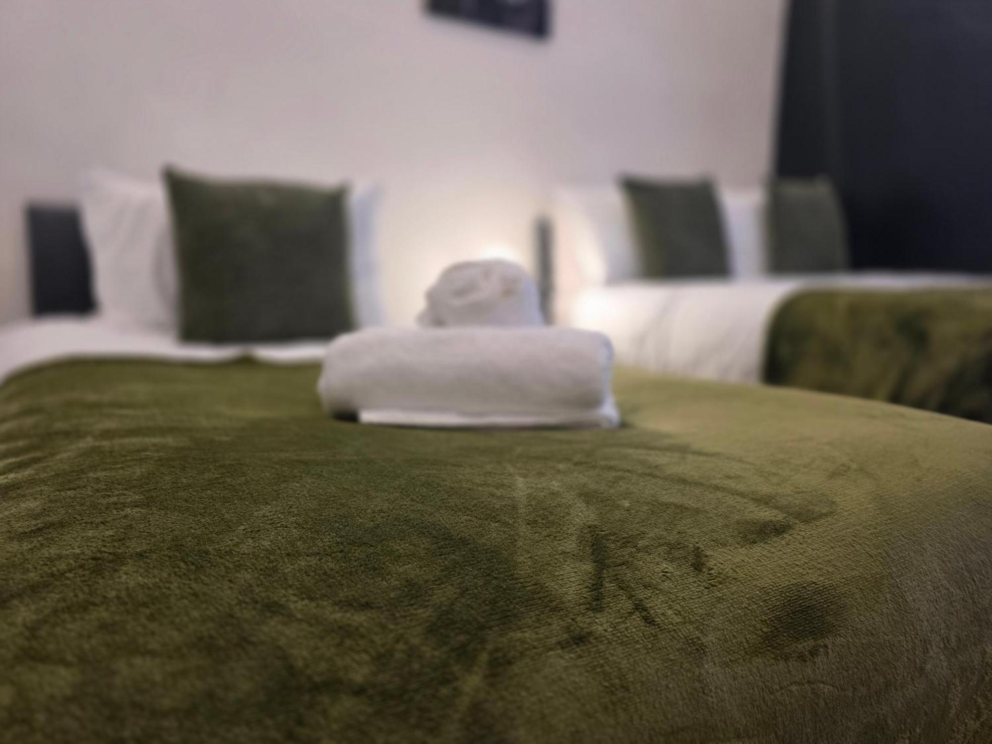 Deluxe 2br Near Center - Sleeps 6 Apartment *