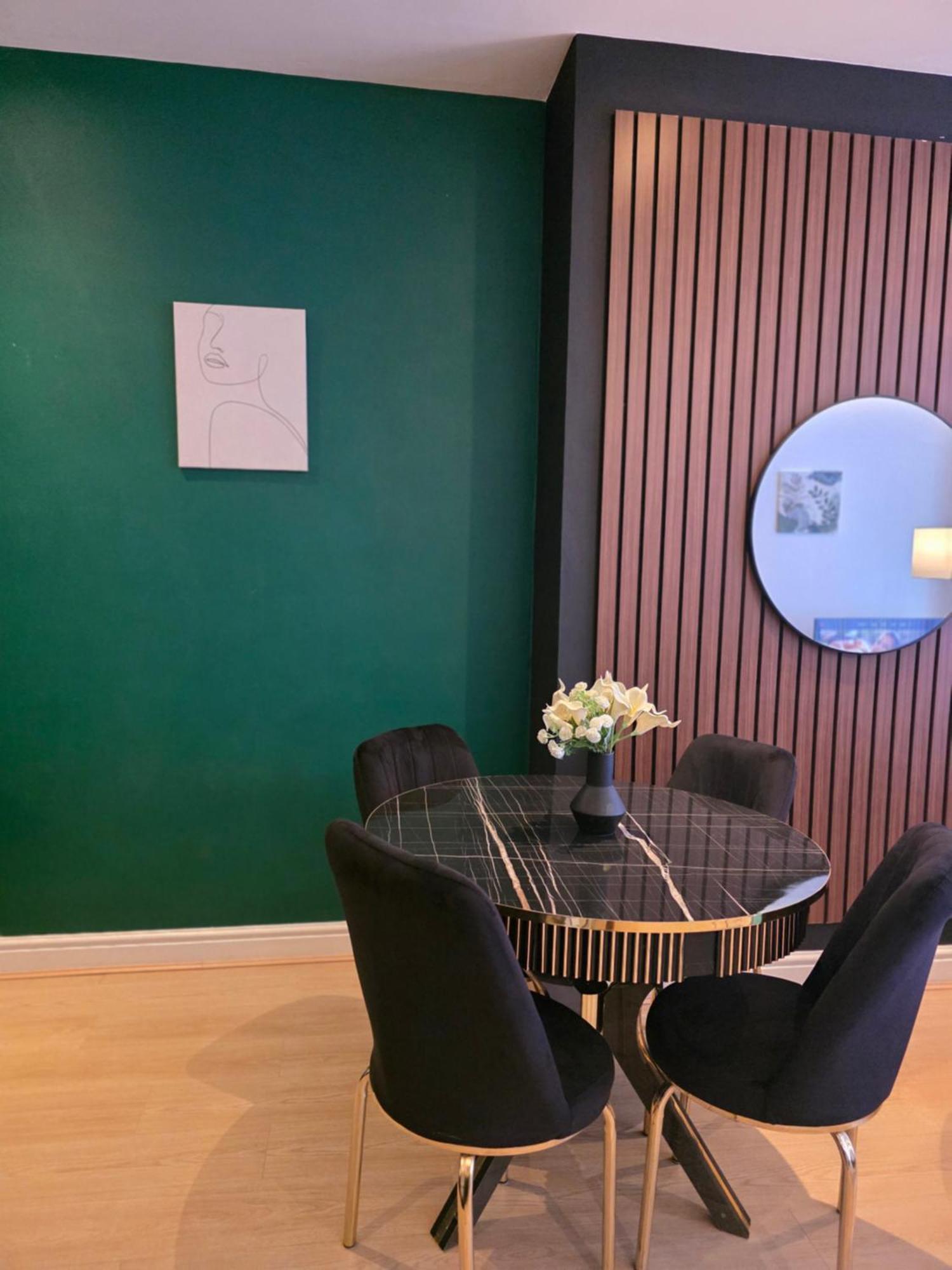 Deluxe 2br Near Center - Sleeps 6 Apartment *