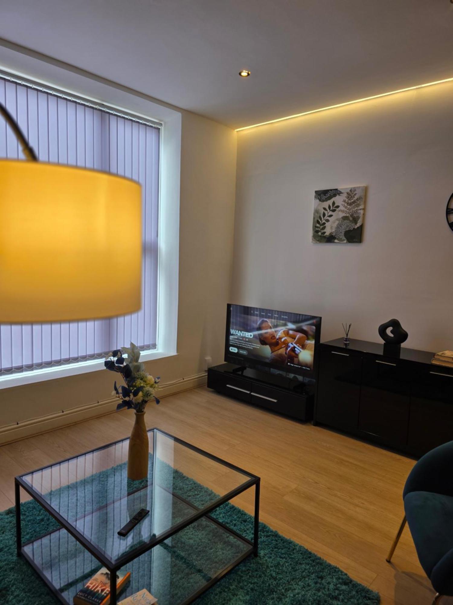 Deluxe 2br Near Center - Sleeps 6 Apartment *