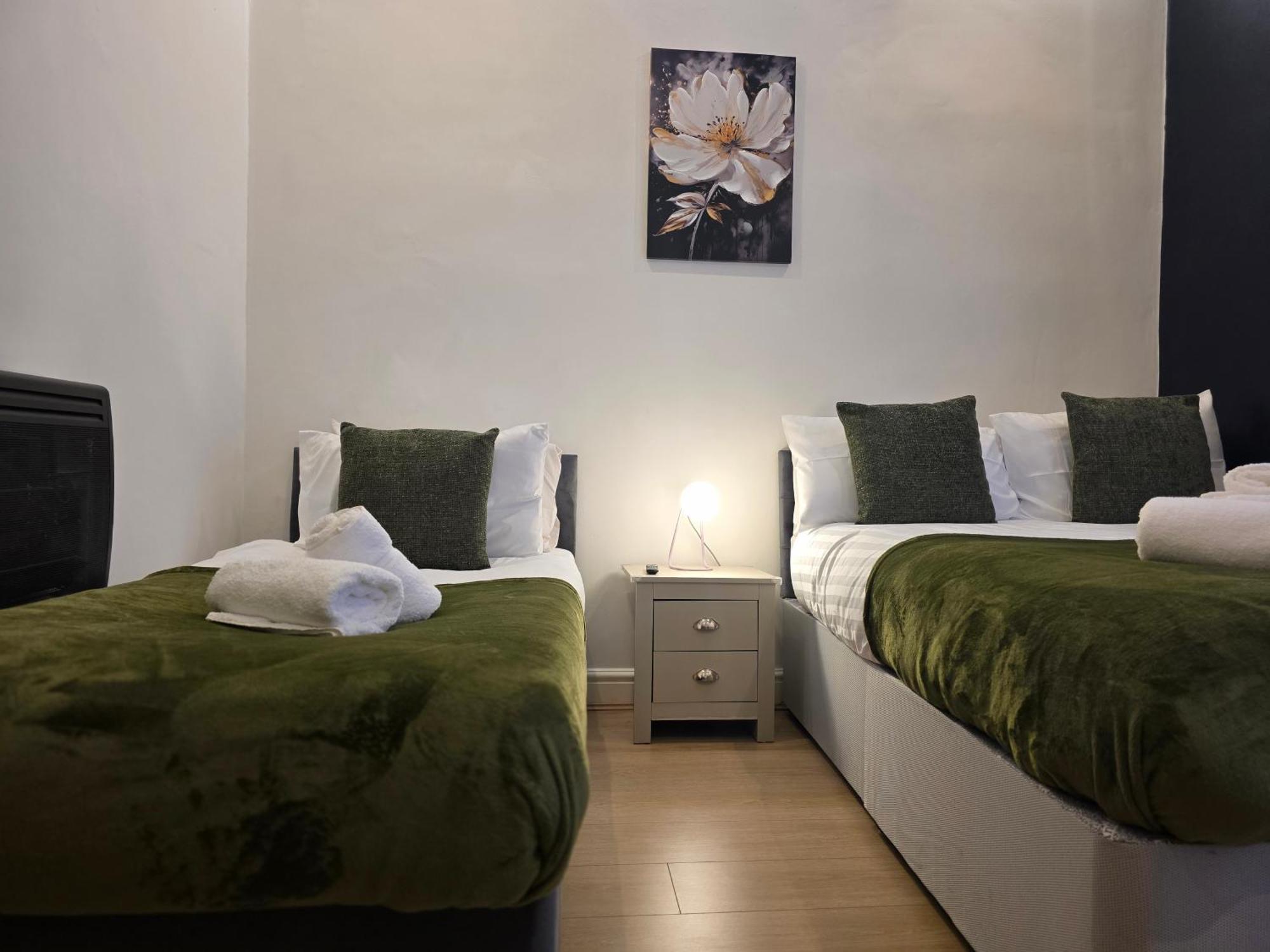Apartment Deluxe 2br Near Center - Sleeps 6 *
