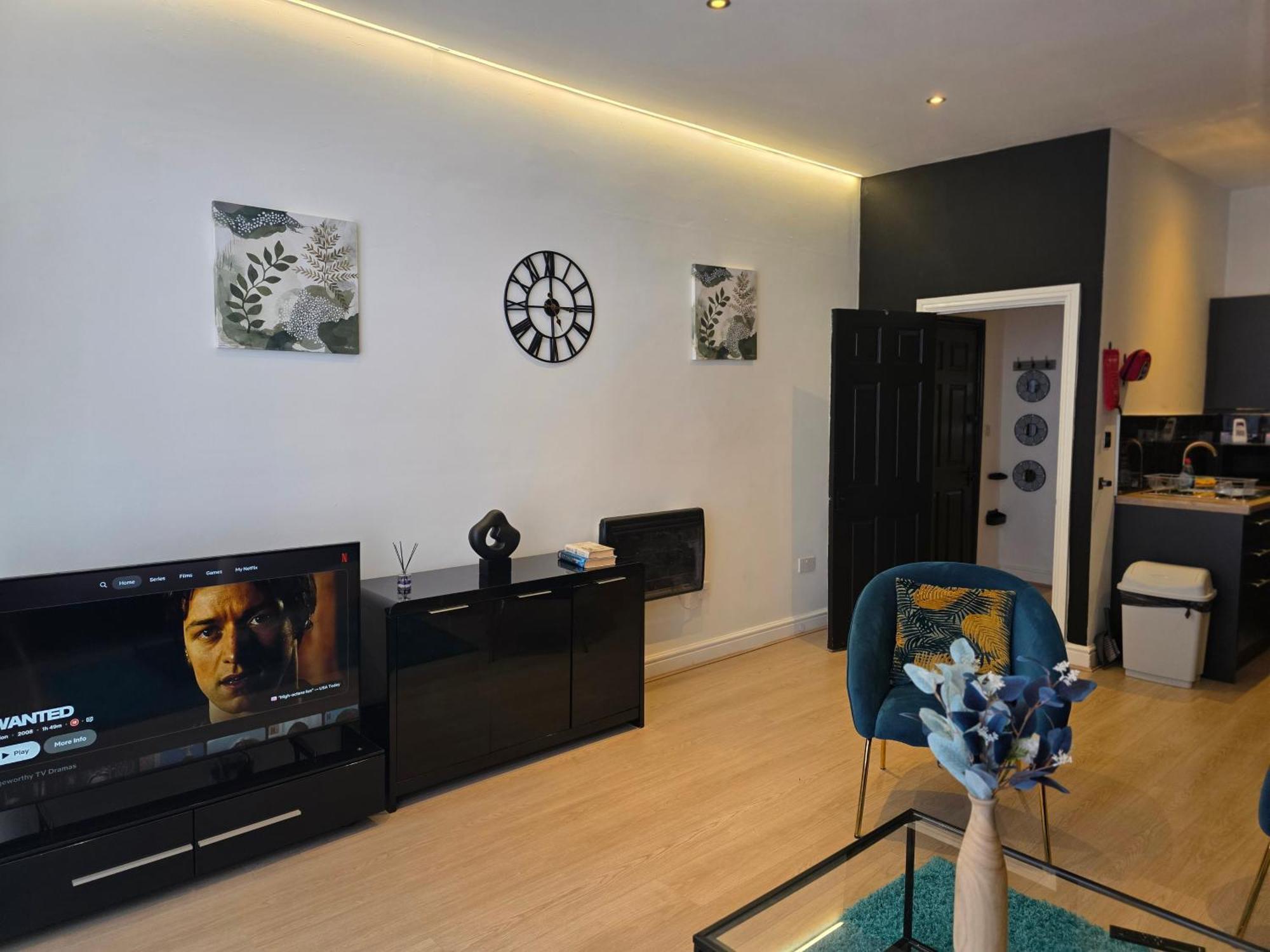 Deluxe 2br Near Center - Sleeps 6