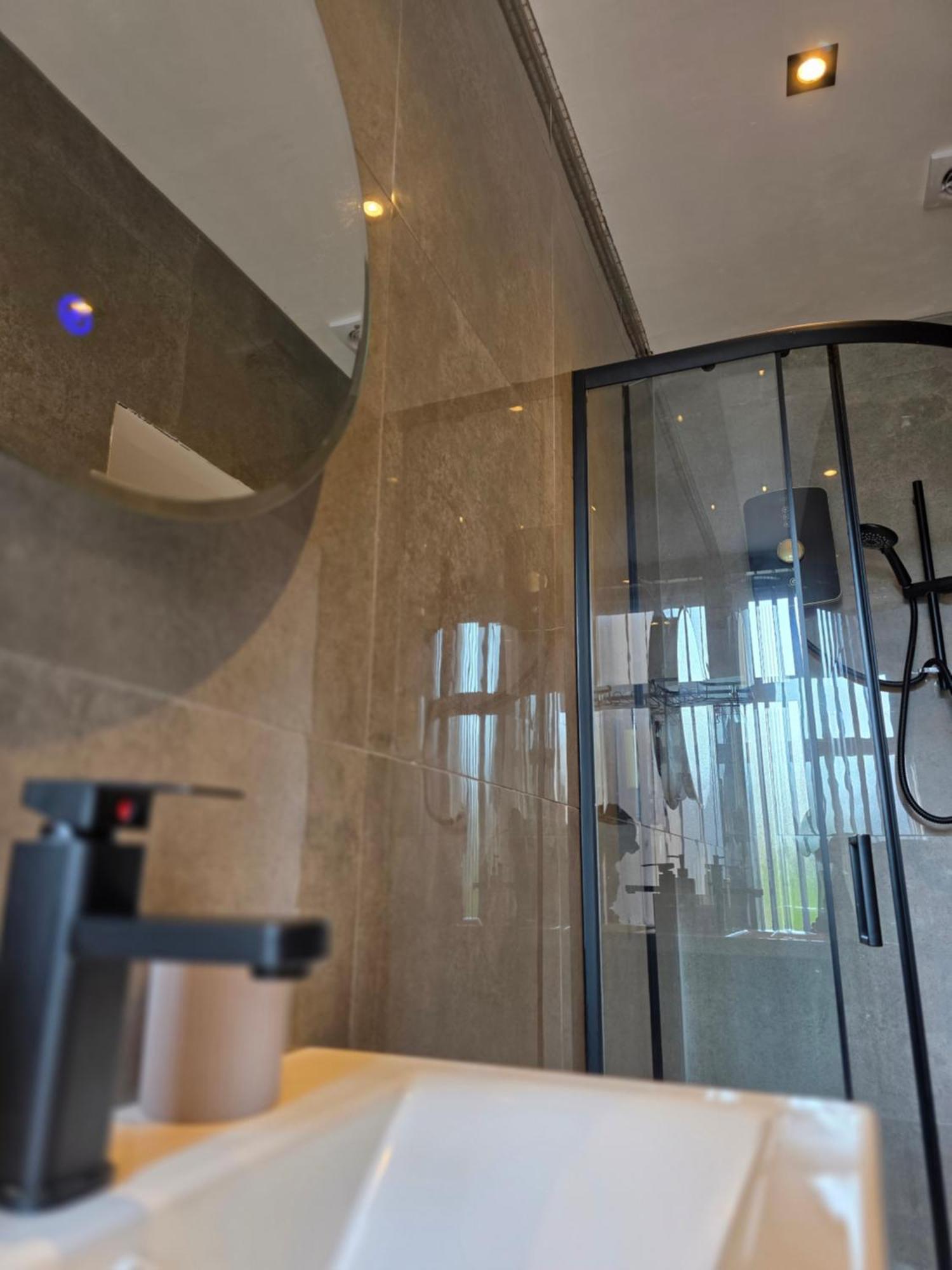 Deluxe 2br Near Center - Sleeps 6 * Liverpool