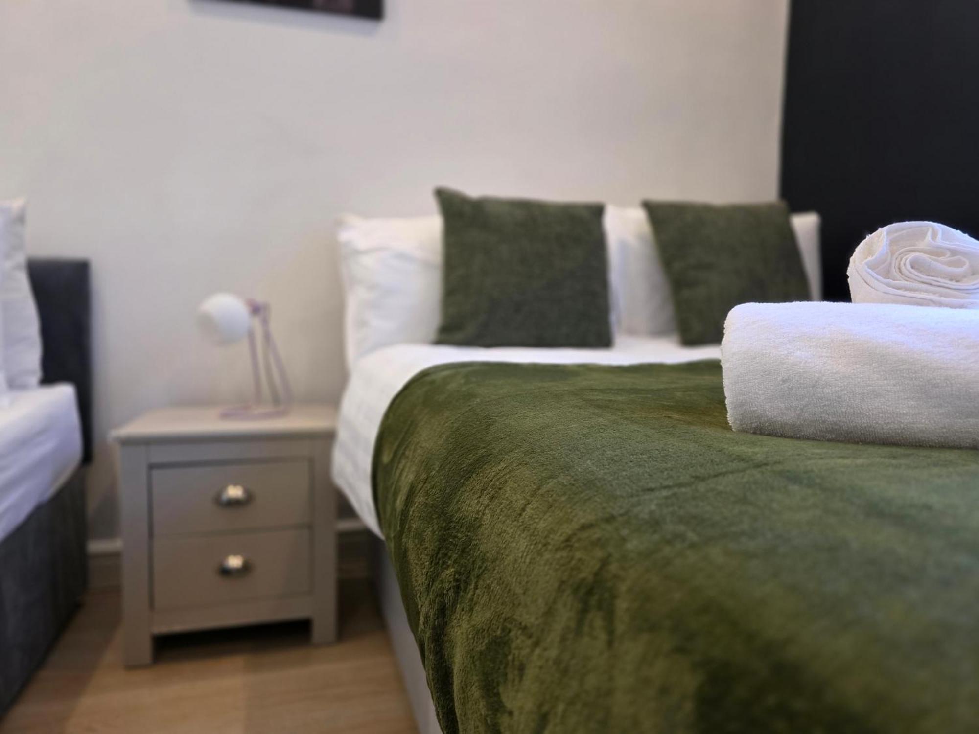 Deluxe 2br Near Center - Sleeps 6 Apartment