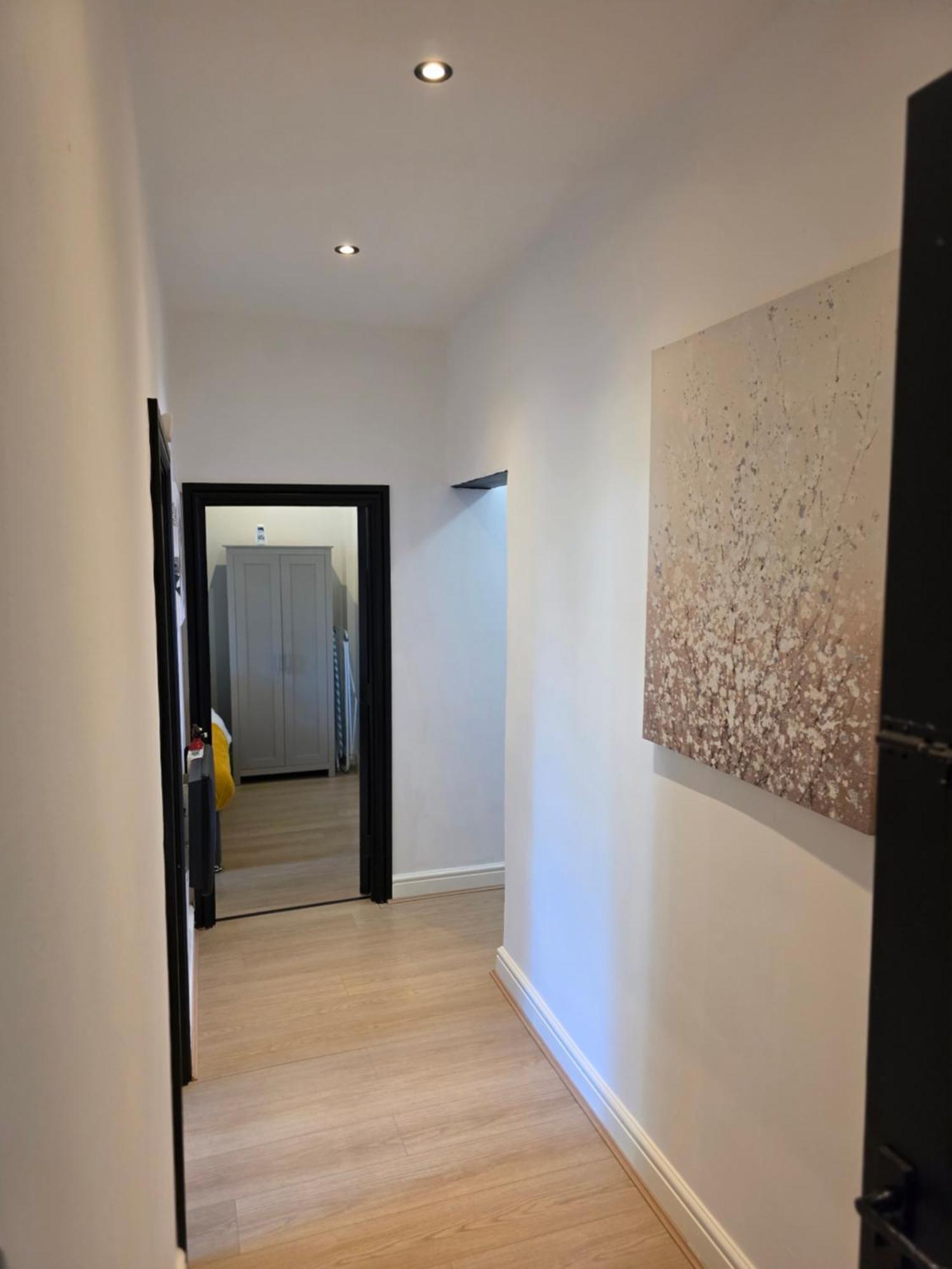 Deluxe 2br Near Center - Sleeps 6 Apartment