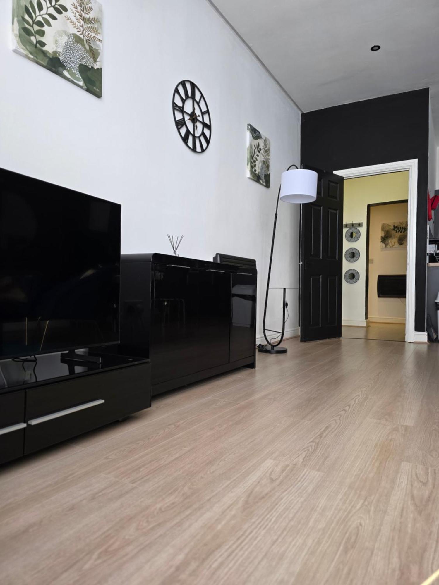 Deluxe 2br Near Center - Sleeps 6 *