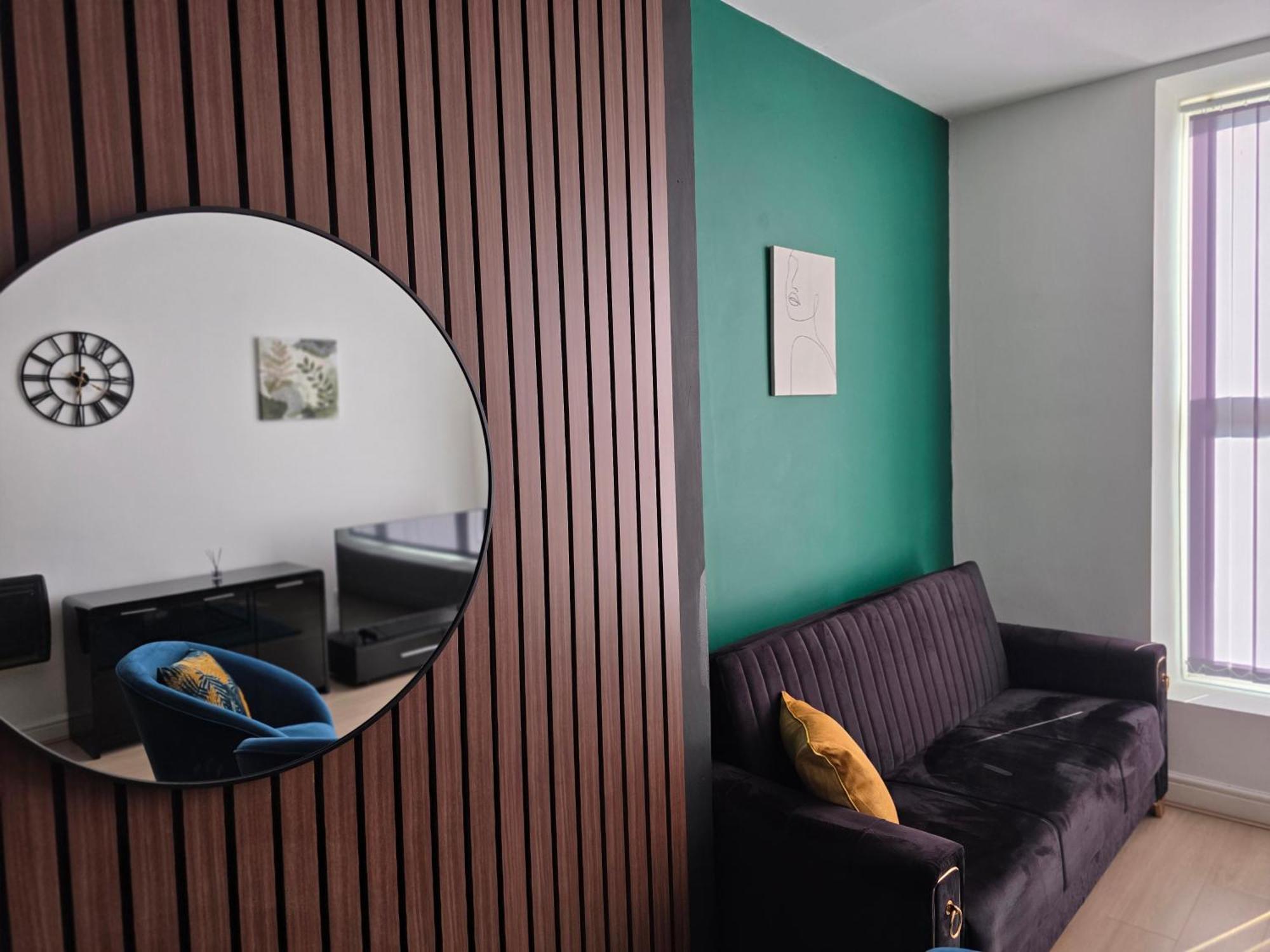 Deluxe 2br Near Center - Sleeps 6 Apartment