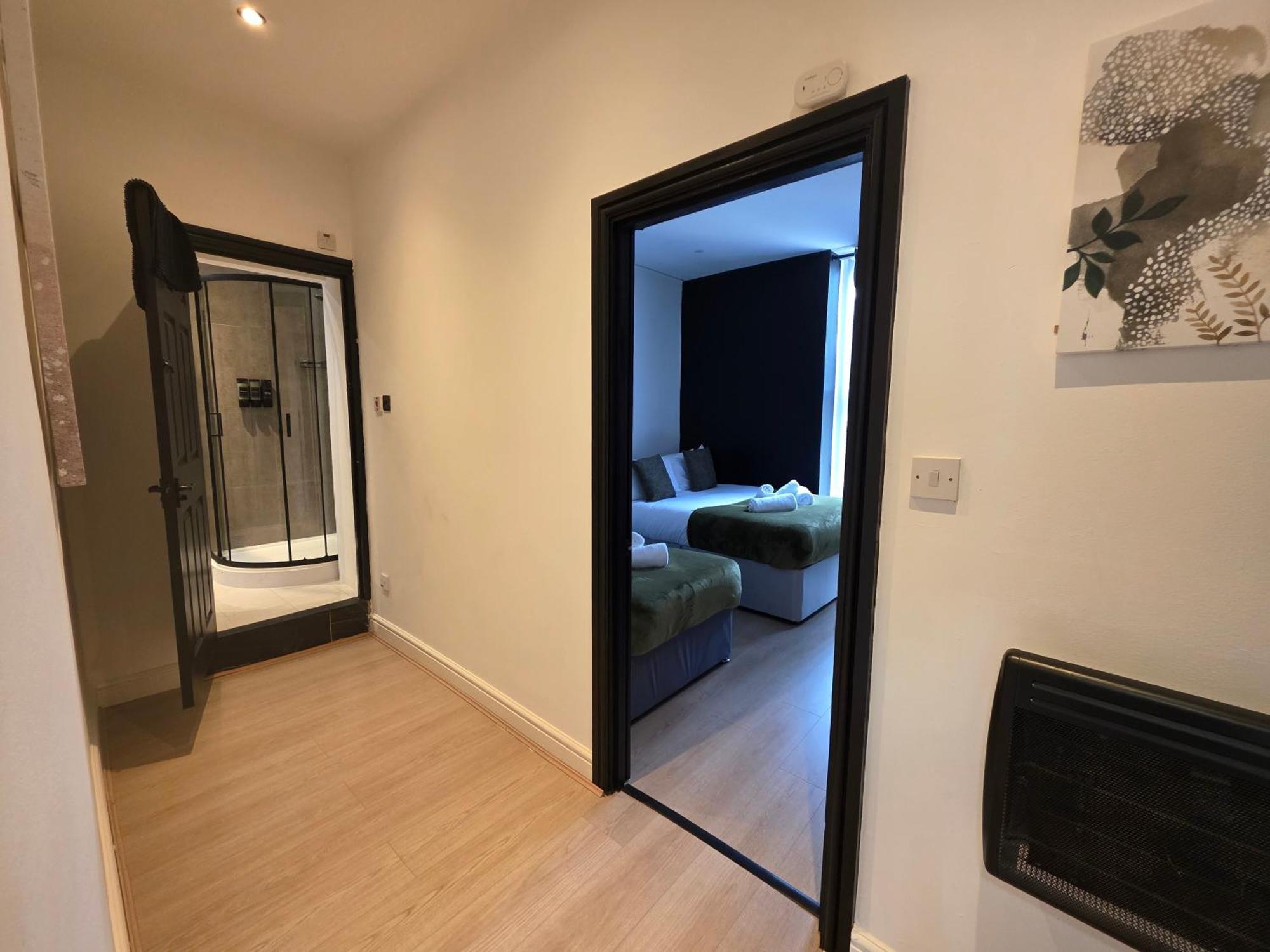 Apartment Deluxe 2br Near Center - Sleeps 6 *